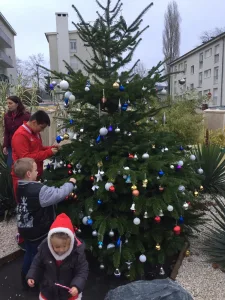 A Forbach, les habitants et le personnel de Moselis ont installé un sapin de Noël à l’entrée du quartier des Douanes