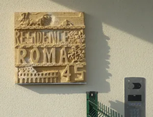 Plaque de la résidence en pierre sculptée façon plaque romaine